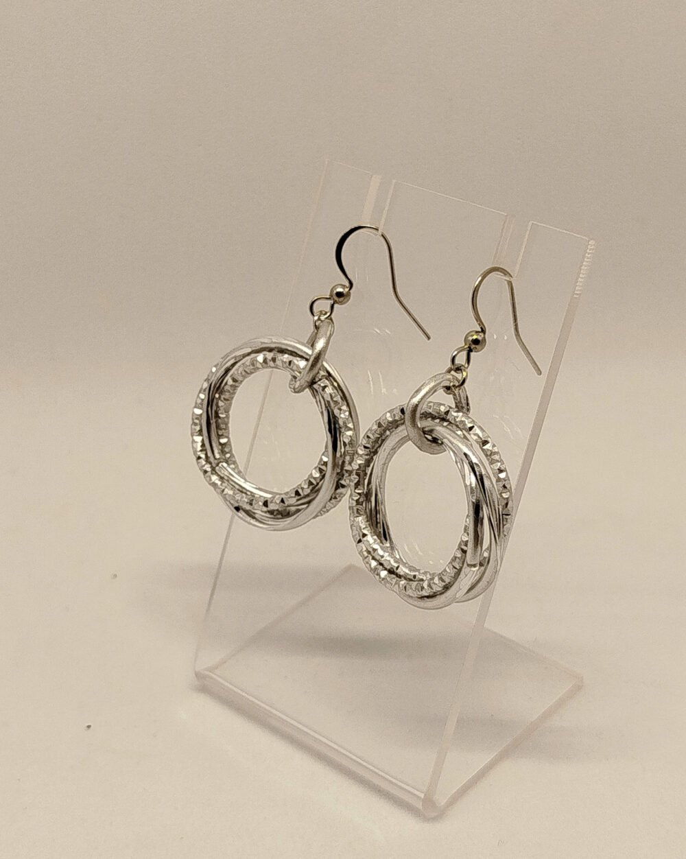 boucles d'oreilles cyclone en 3 cercles de fil aluminium argenté et strié crochet en acier hypoallergéniques bijou fait main