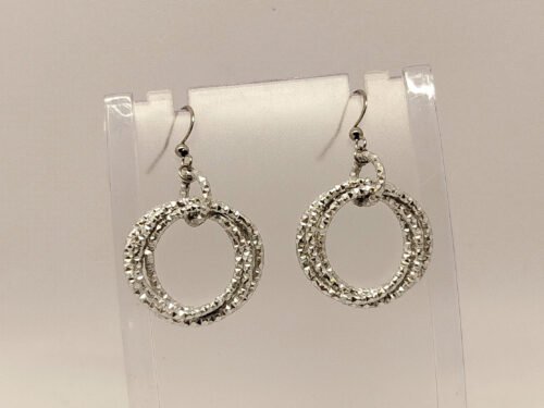 boucles d'oreilles cyclone en 3 cercles de fil aluminium argenté et strié crochet en acier hypoallergéniques bijou fait main