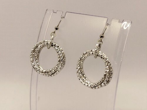 boucles d’oreilles cyclone en 3 cercles de fil aluminium argenté et strié crochet en acier hypoallergéniques bijou fait main boucles d'oreilles cyclone en 3 cercles de fil aluminium argenté et strié crochet en acier hypoallergéniques bijou fait main