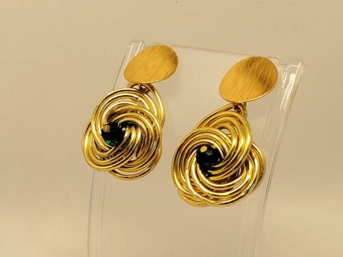 boucles d'oreilles en 3 spirales en fil aluminium doré assemblées et tenues avec perle à facettes vertes gros clous d'oreilles dorés bijou fait main