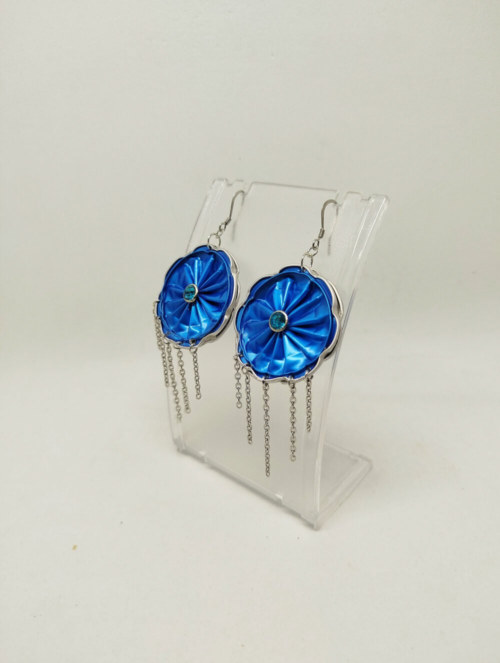 boucles d'oreilles en capsules de café bleu et quelques moreaux de chaîne argentées et strass bleu au centre