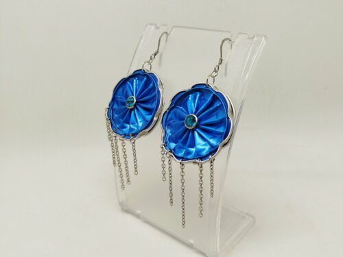 boucles d'oreilles en capsules de café bleu et quelques moreaux de chaîne argentées et strass bleu au centre