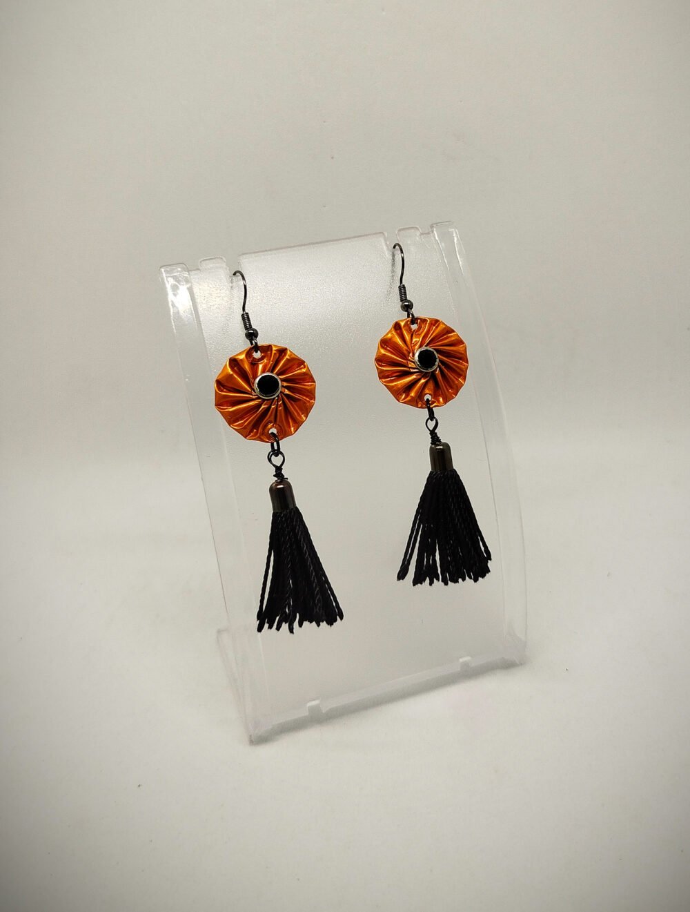 boucles d'oreilles en capsules de café avec strass noirs au centre et petit pompon noir