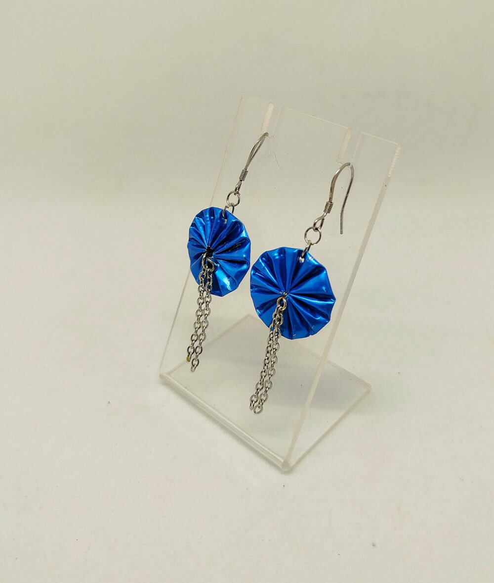 boucles d'oreilles en capsules de café bleu et petits morceaux de chaînes argentées clou d'oreilles argentées