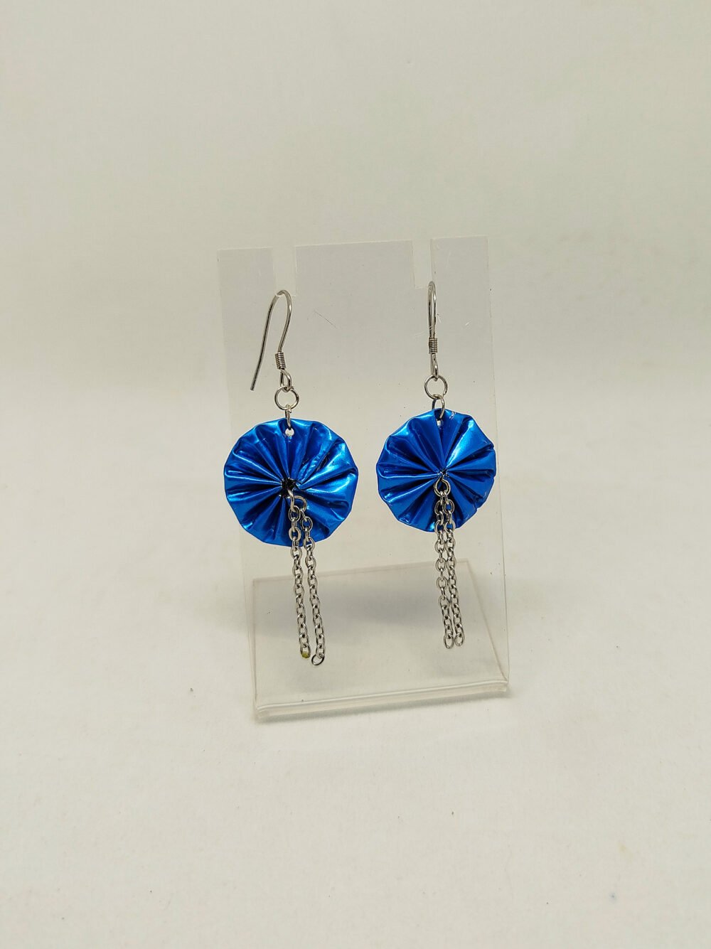 boucles d'oreilles en capsules de café bleu et petits morceaux de chaînes argentées clou d'oreilles argentées