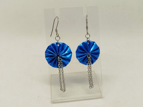 boucles d'oreilles en capsules de café bleu et petits morceaux de chaînes argentées clou d'oreilles argentées