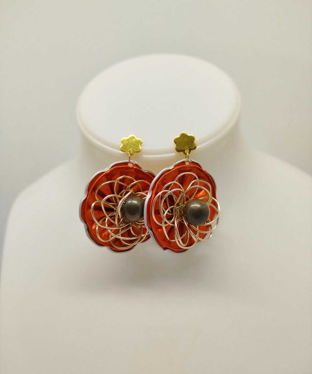 boucles d'oreilles en capsules de café orange en forme de fleur avec pierre pyrite fixées au centre