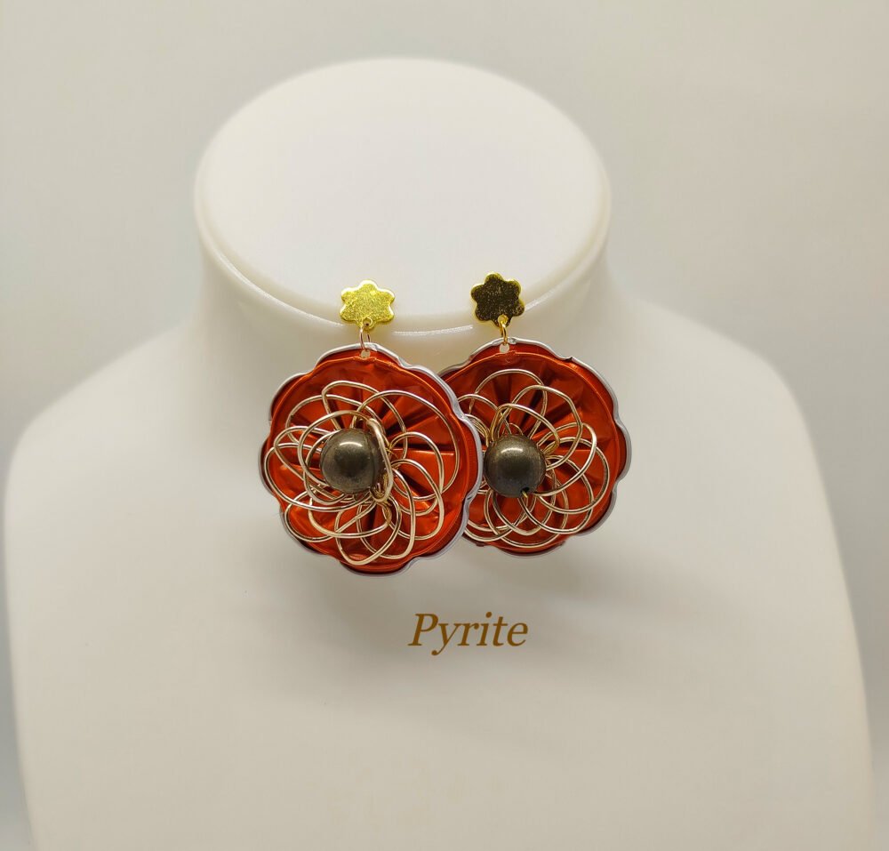 boucles d'oreilles en capsules de café orange en forme de fleur avec pierre pyrite fixées au centre