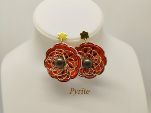 boucles d'oreilles en capsules de café orange en forme de fleur avec pierre pyrite fixées au centre