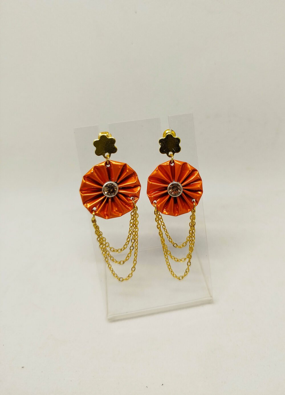 boucles d'oreilles en capsules de café orange avec strass au centre et petits morceaux de chaînes dorées clou d'oreilles dorées