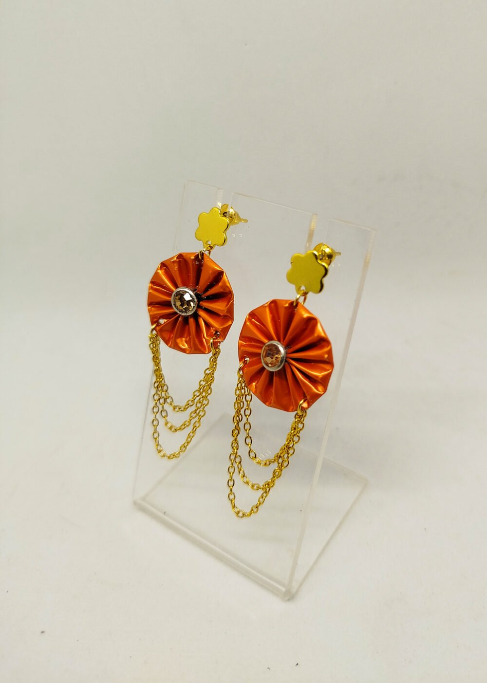 boucles d'oreilles en capsules de café orange avec strass au centre et petits morceaux de chaînes dorées clou d'oreilles dorées