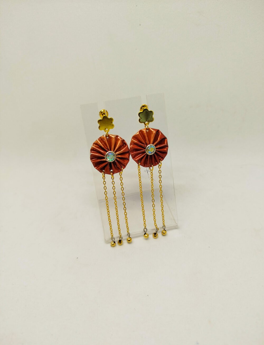boucles d'oreilles en capsules de café orange avec strass au centre et petits morceaux de chaînes dorées clou d'oreilles dorées