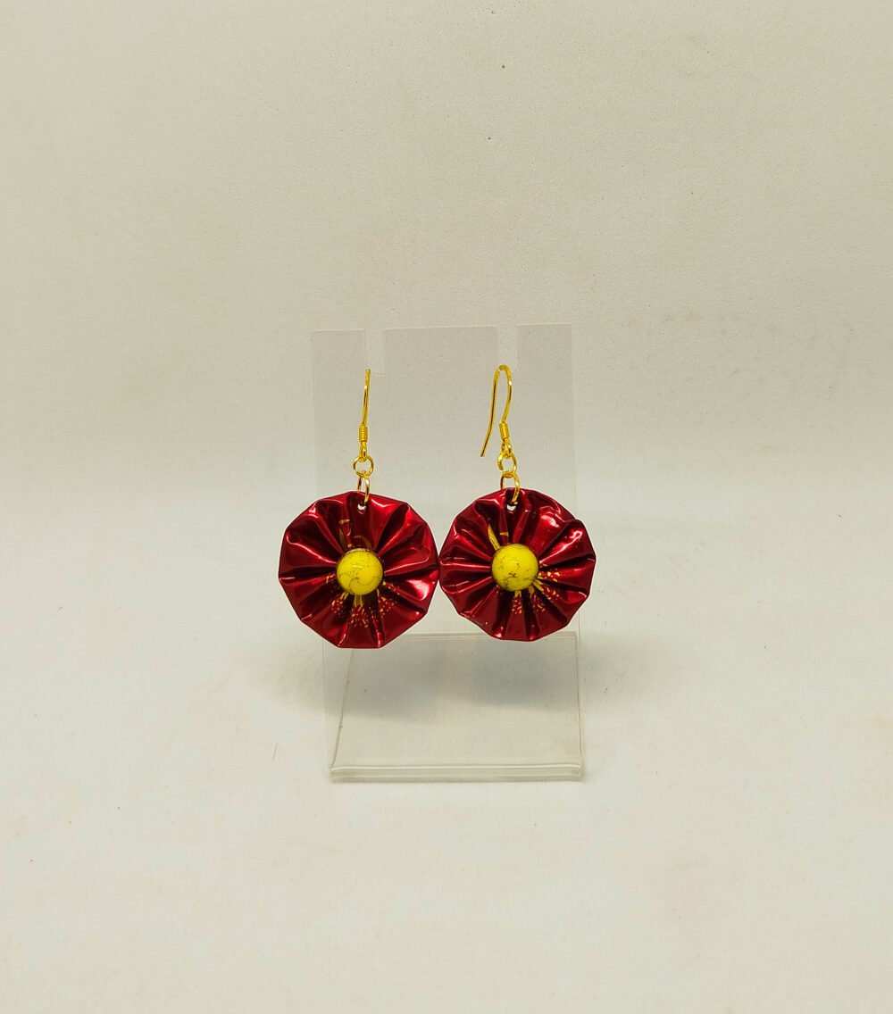 boucles d'oreilles en capsules de café rouge et petite pierre jaune au centre