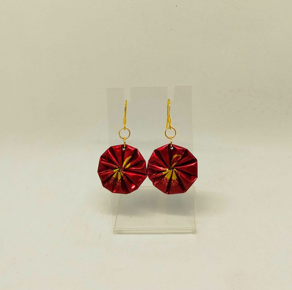 derrière de boucles d'oreilles en capsules de café rouge