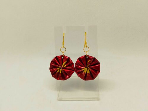 derrière de boucles d'oreilles en capsules de café rouge