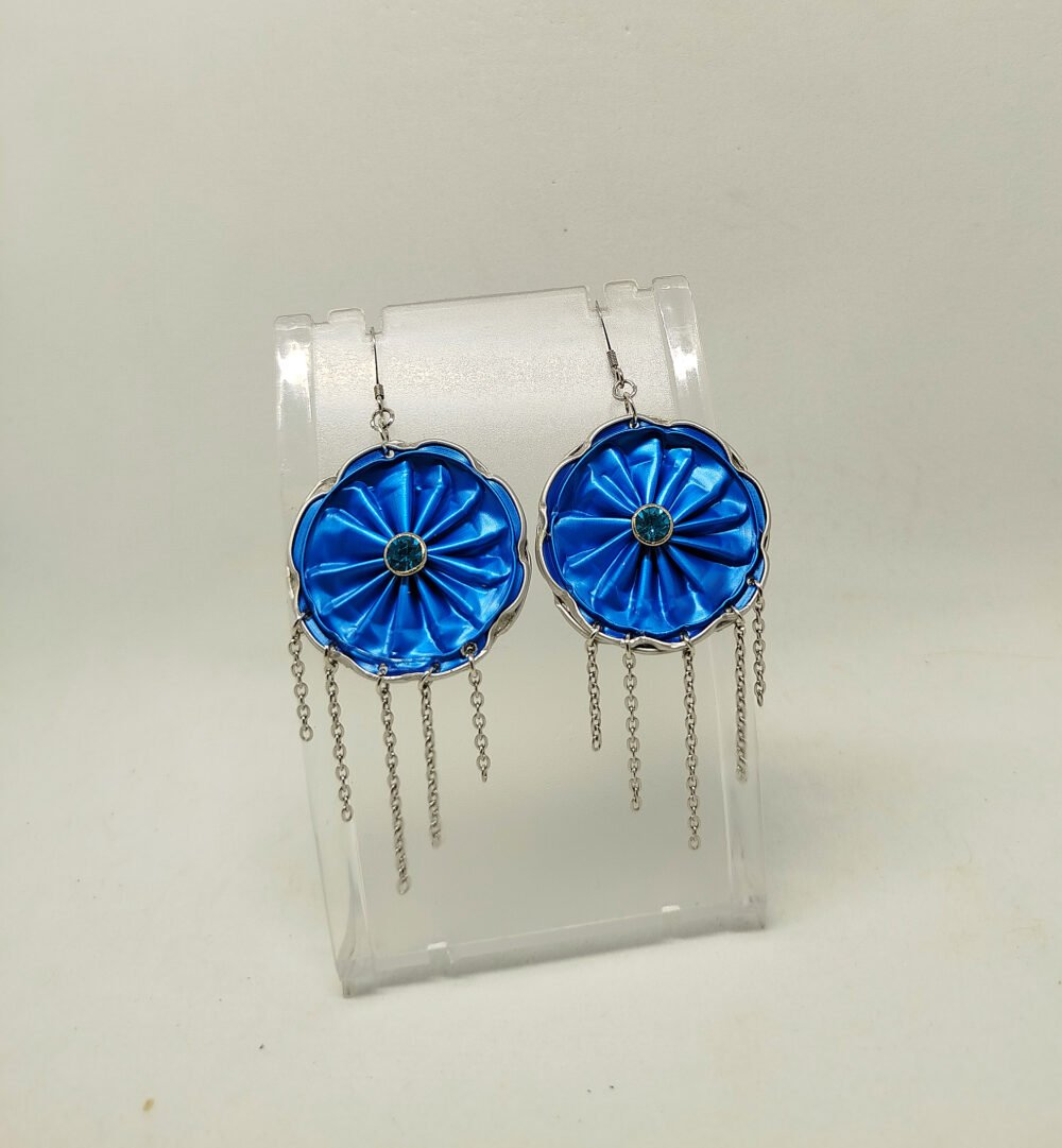 boucles d'oreilles en capsules de café bleu et quelques moreaux de chaîne argentées et strass bleu au centre