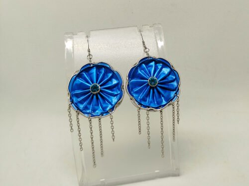 boucles d'oreilles en capsules de café bleu et quelques moreaux de chaîne argentées et strass bleu au centre