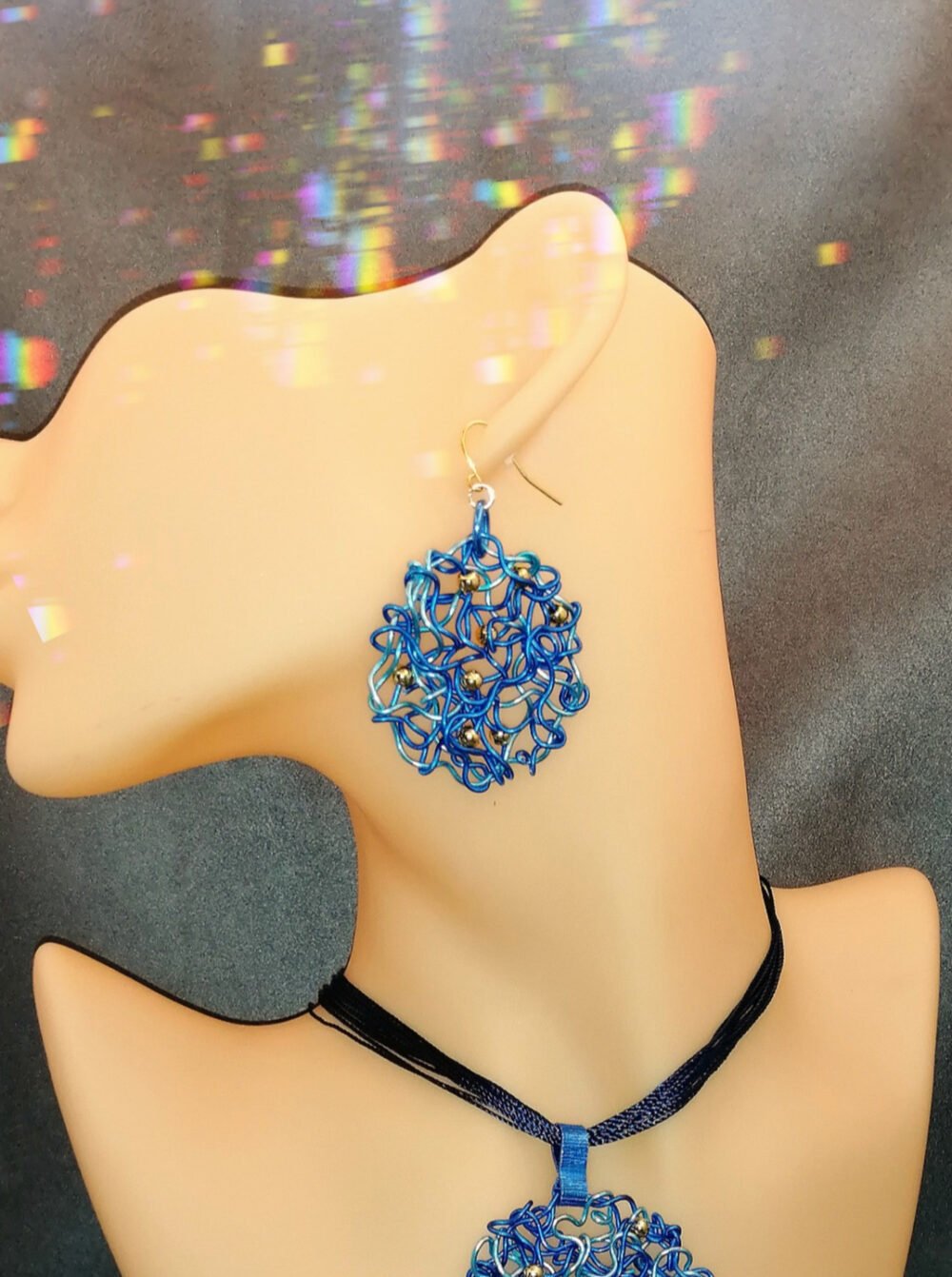 boucles d'oreilles en fil aluminium bleue ronde bijou fait main