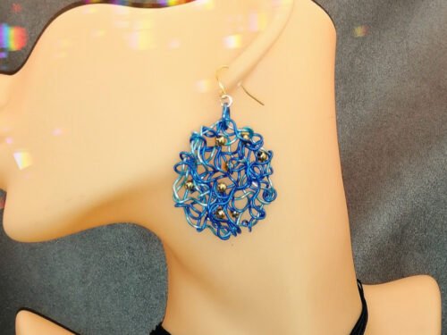 boucles d'oreilles en fil aluminium bleue ronde bijou fait main