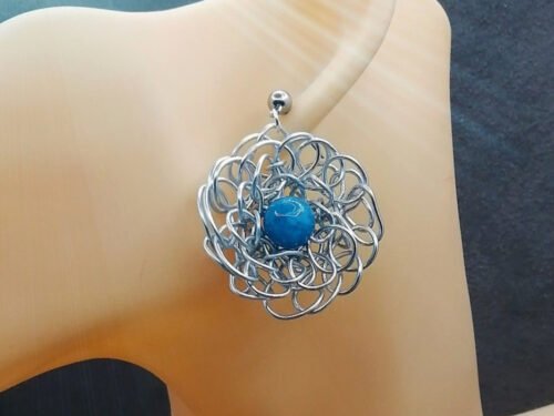 boucles d'oreilles en fil aluminium et pierre calcédoine au centre bijoux fait main