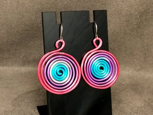 créoles en fil aluminium multicolore bijoux fait main crochets argentés en acier chirurgical et hypoallergénique