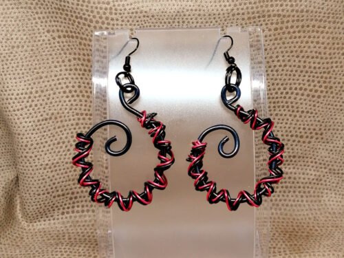 boucles d'oreilles en fil aluminium noir et rouge montées sur créoles en fil noir