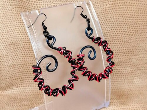 boucles d’oreilles en fil aluminium noir et rouge montées sur créoles en fil noir boucles d'oreilles en fil aluminium noir et rouge montées sur créoles en fil noir