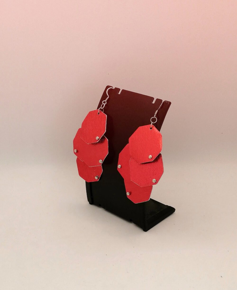 boucles d'oreilles en fil aluminium plat rouge plusieurs morceaux octogonaux bijoux fait main