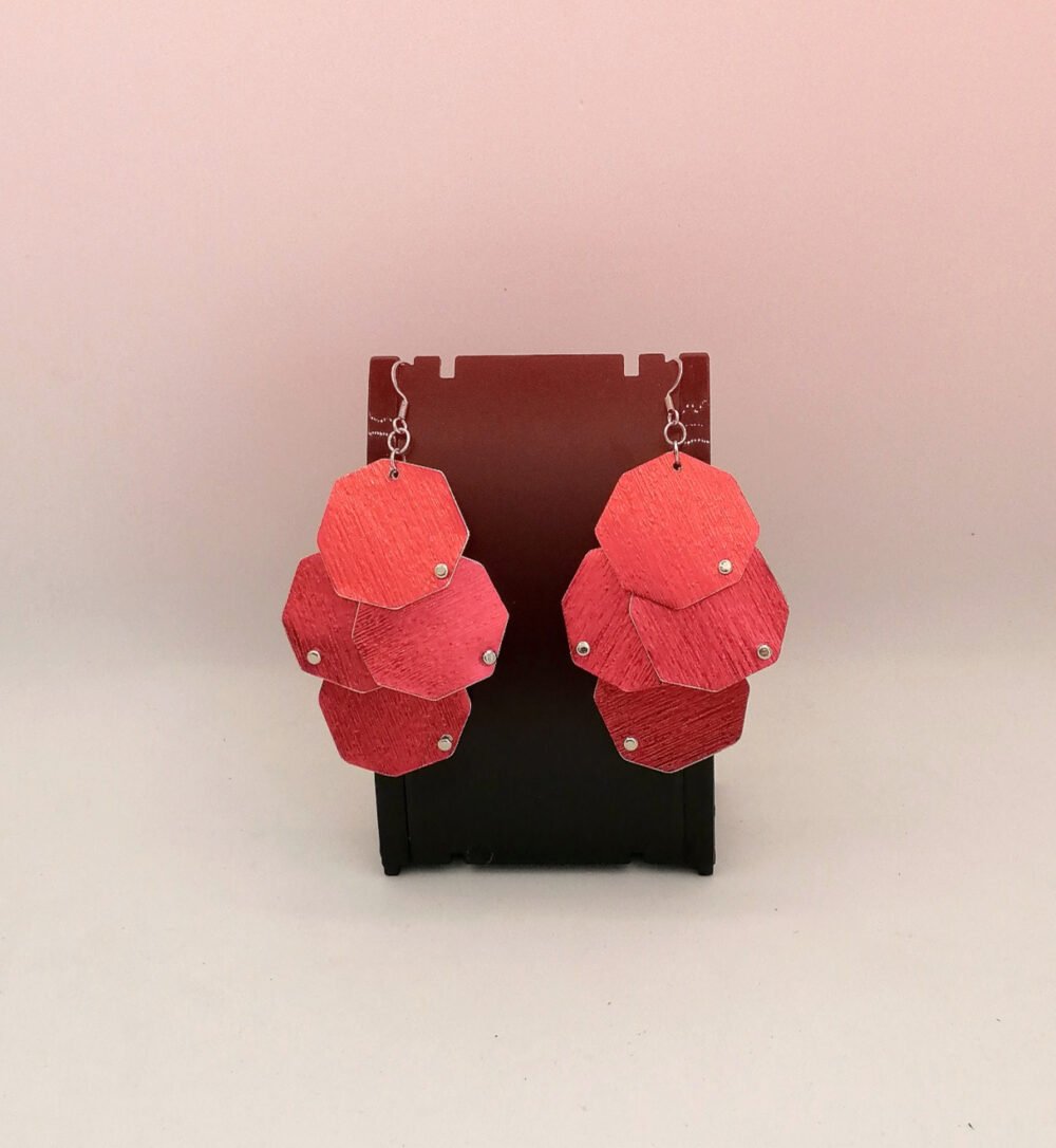 boucles d'oreilles en fil aluminium plat rouge plusieurs morceaux octogonaux bijoux fait main