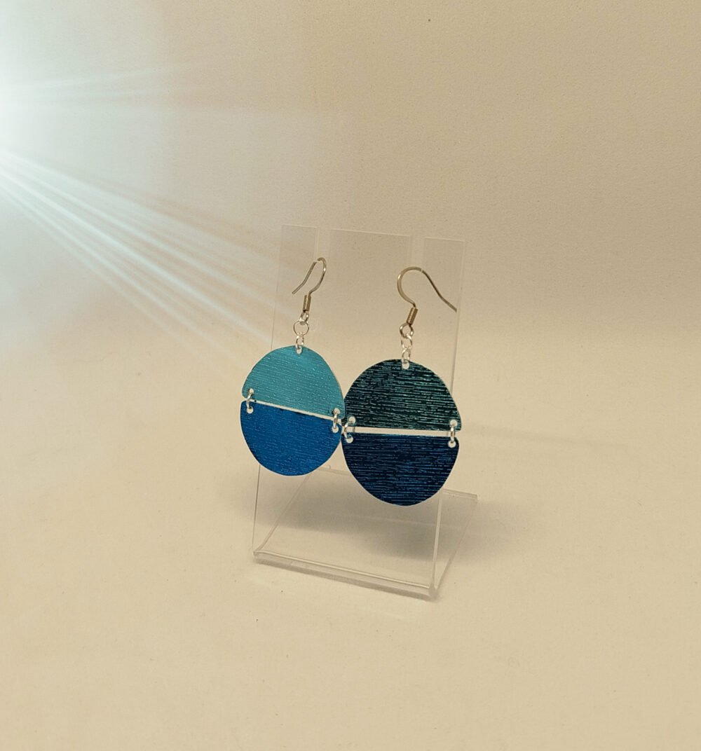 boucles d'oreilles en fil aluminium plat strié bleu fait main