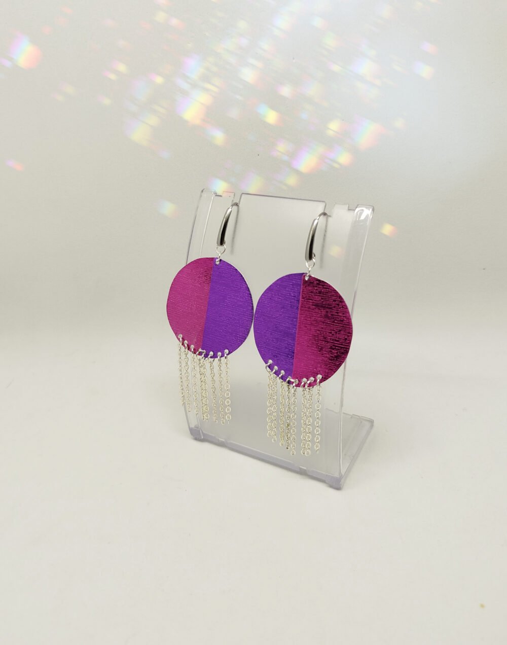 boucles d'oreilles en fil aluminium plat strié violet bijoux fait main