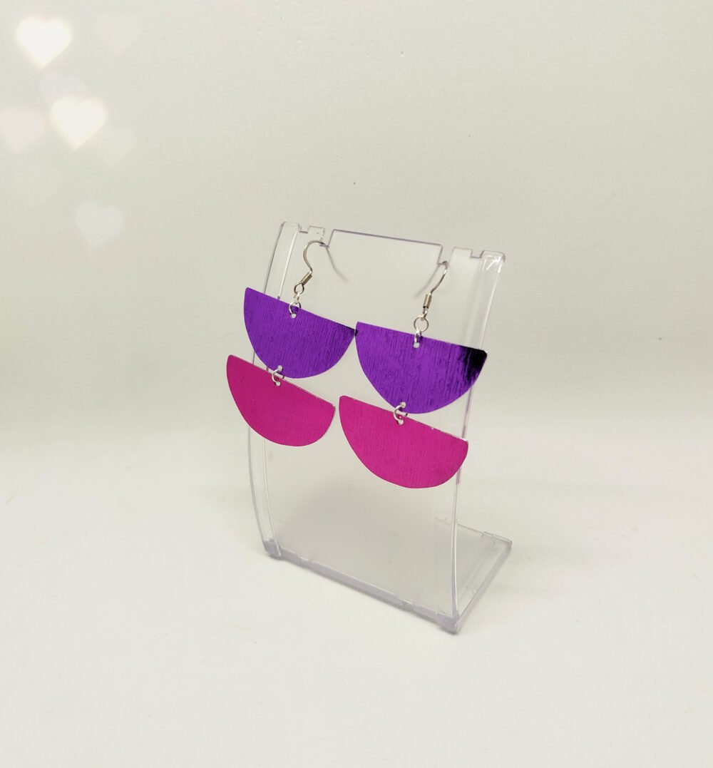boucles d'oreilles en fil aluminium plat strié violet et rose bijoux fait main
