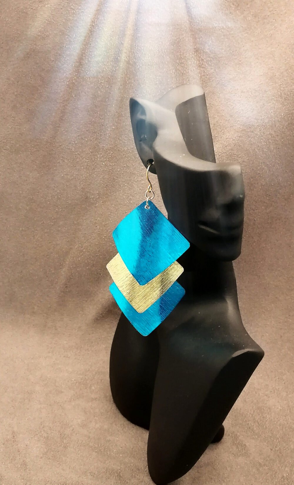 boucles d'oreilles en fil aluminium plat strié vert pomme et bleu turquoise bijou fait main