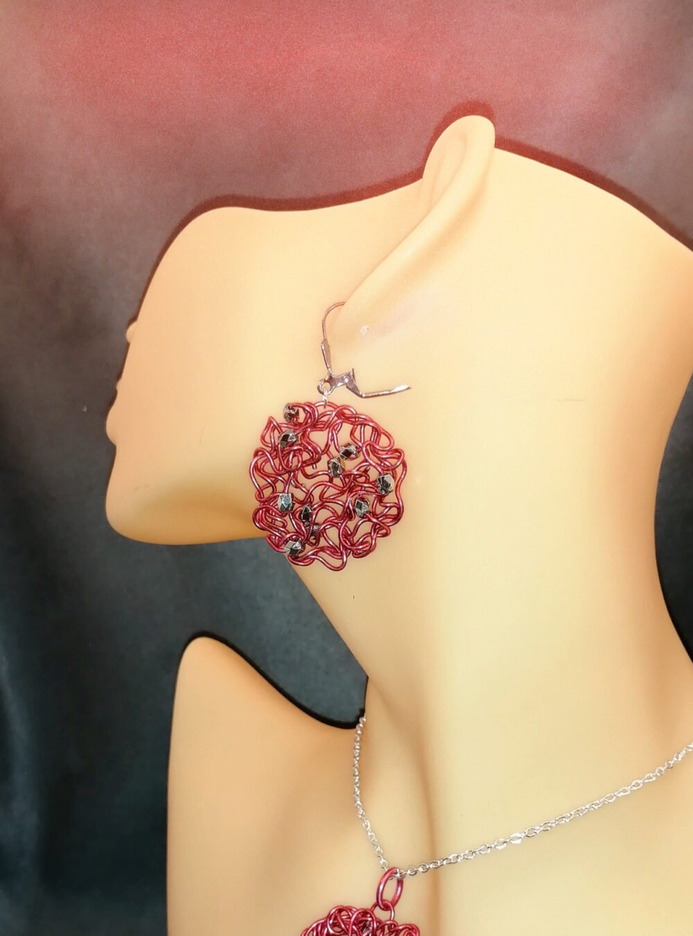 boucles d'oreilles en fil aluminium rouge et petites perles argentées