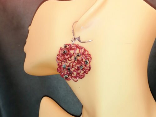 boucles d'oreilles en fil aluminium rouge et petites perles argentées