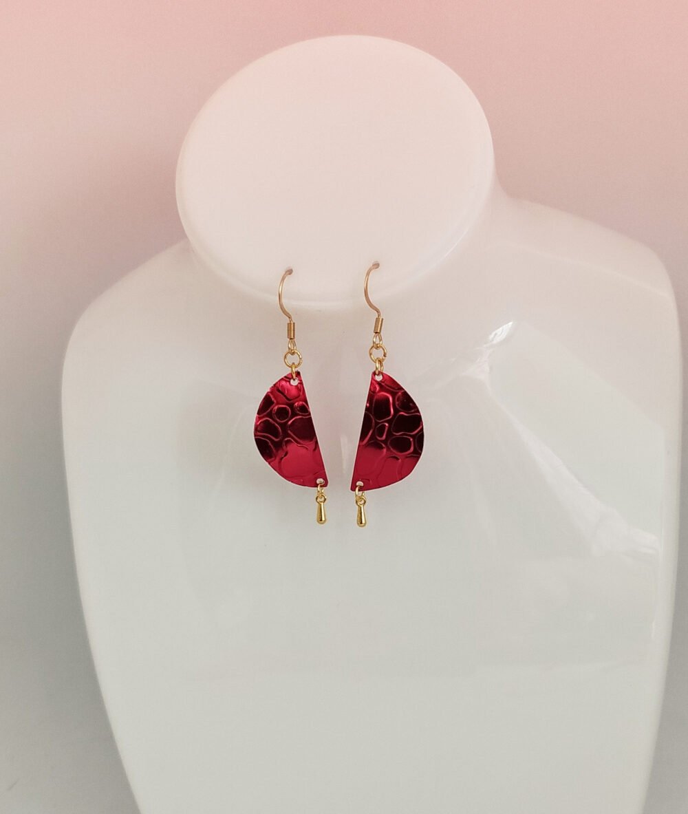 boucles d'oreilles en fil aluminium rouge plat strié crocodile