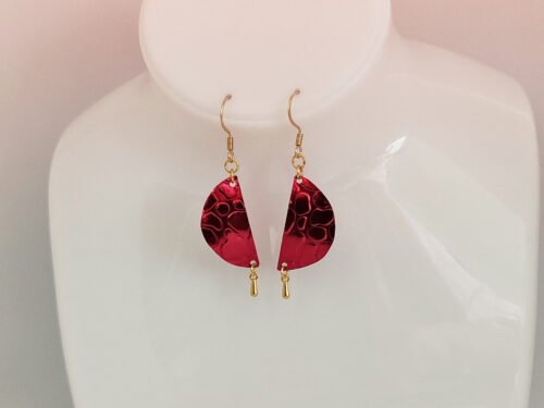 boucles d'oreilles en fil aluminium rouge plat strié crocodile