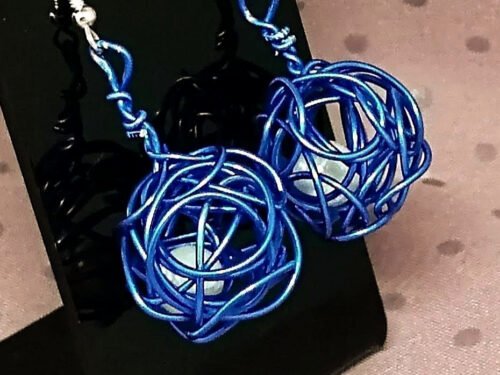 boucles d'oreilles en forme de boule soigneusement confectionnées en forme de boule en fil aluminium bleu avec perle blanche à l'intérieu