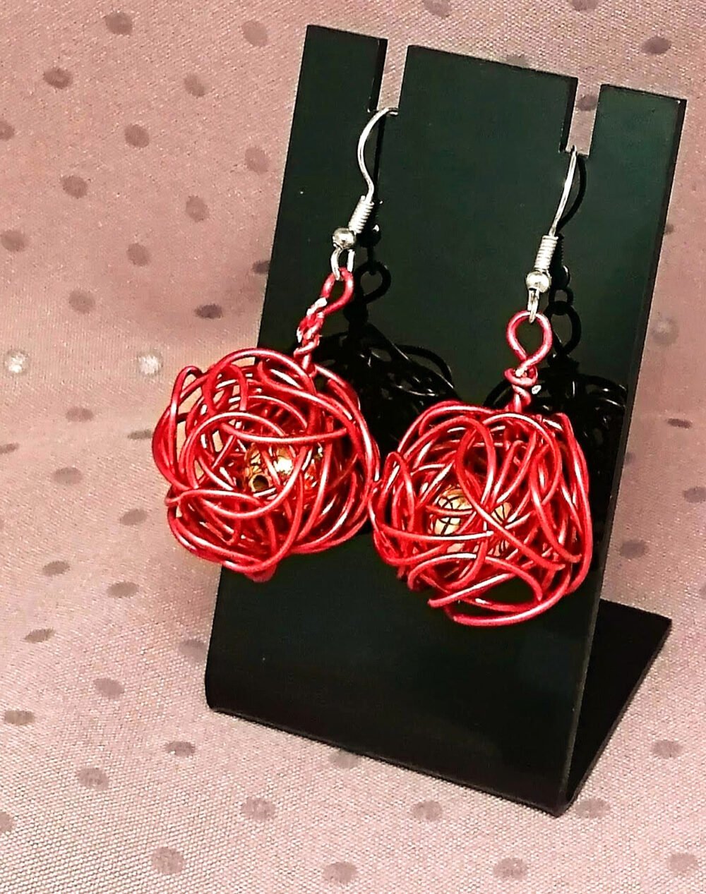 boucles d'oreilles en forme de boule soigneusement confectionnées en forme de boule en fil aluminium rouge avec perle à l'intérieur