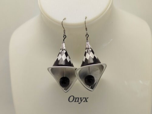 boucles d’oreilles. en forme de clochette créées en capsules de café noirs clous d’oreilles en acier boucles d'oreilles en forme de clochette créées en capsules de café noirs clous d'oreilles en acier