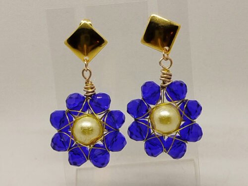boucles d'oreilles en forme de fleur avec perles à facettes bleu intense entourées de fil aluminium doré et crochets en acier hypoallergéniques
