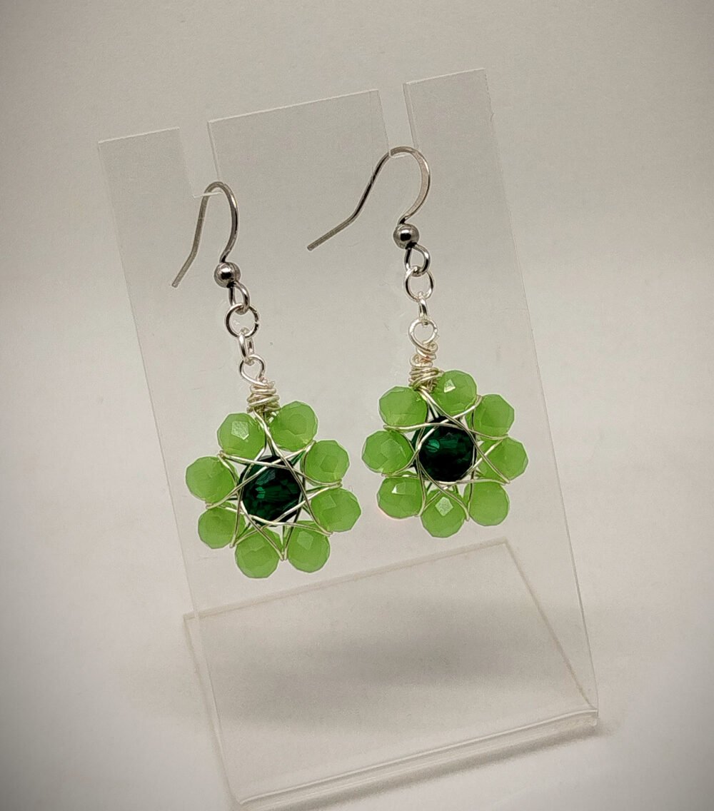 boucles d'oreilles en forme de fleur avec perles à facettes vert clair entourées de fil aluminium argenté et crochets en acier hypoallergéniques