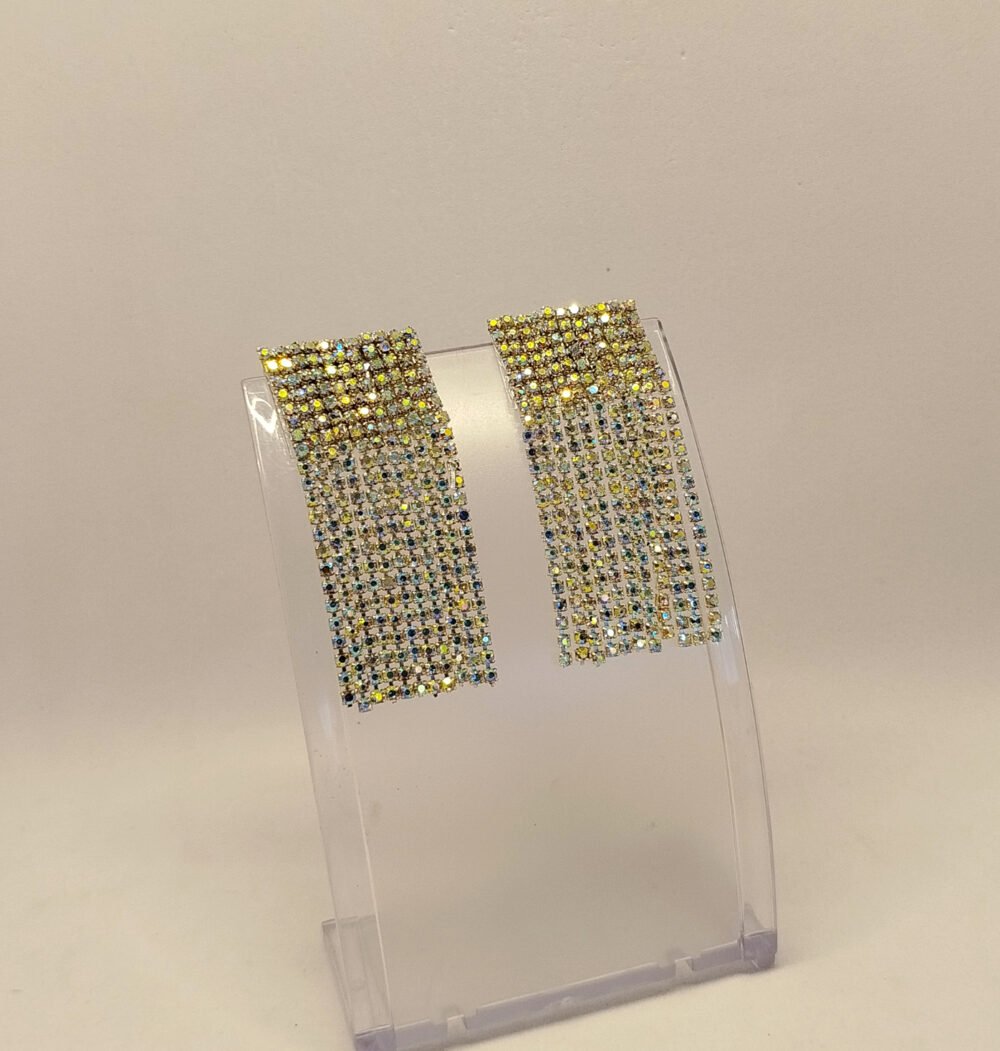 boucles d'oreilles en lanières de strass argentés fixées sur clou d'oreille en acier longueur 6 cm bijou tendance chic