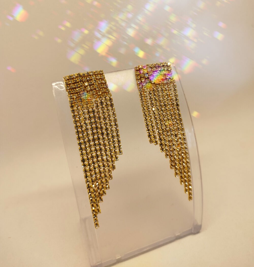 boucles d'oreilles en lanières de strass dorées fixées sur clou d'oreille en acier longueur 6 cm bijou tendance chic