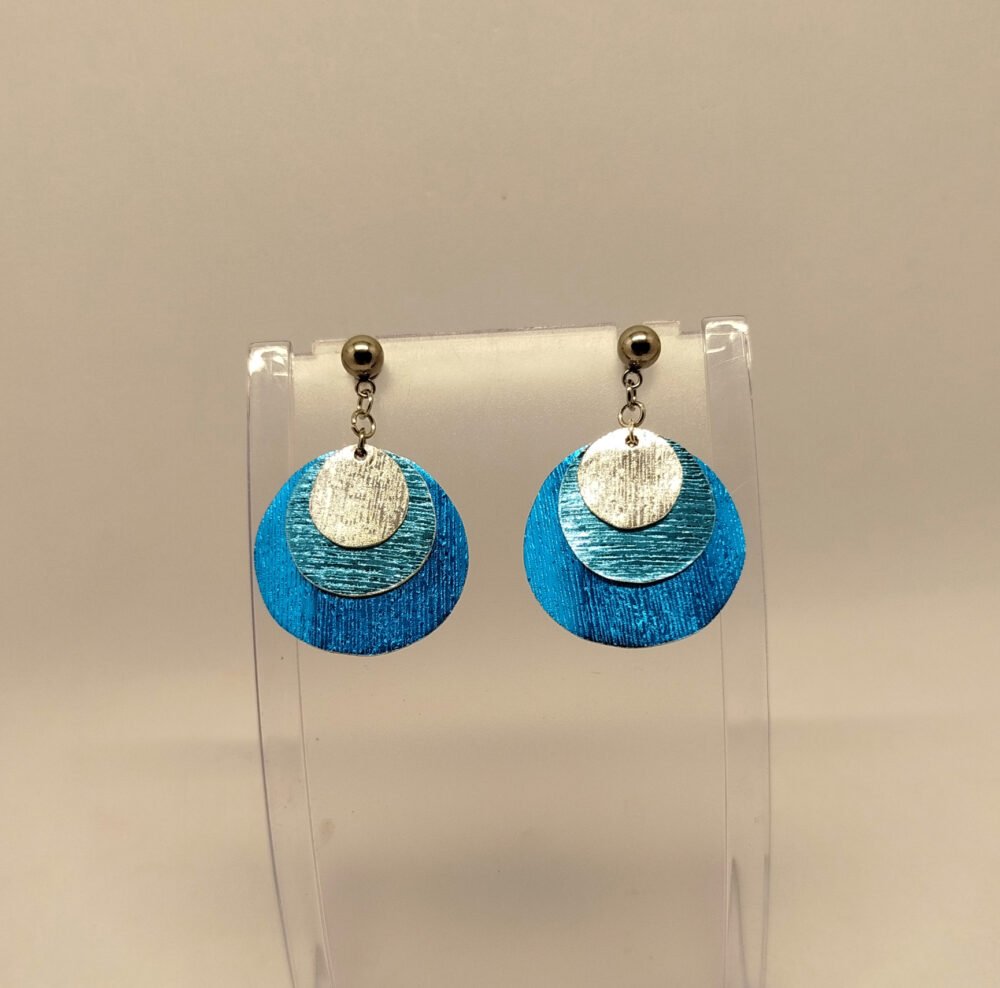 boucles d'oreilles en rondelles de fil aluminium plat strié bleu et argenté en rondeur fixé à des clous d'oreilles hypoallergéniques