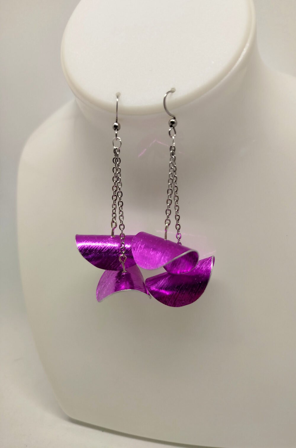 boucles d'oreilles fait main en fil aluminium marge plat strié couleur lavande suspendues à morceau de chaîne argenté