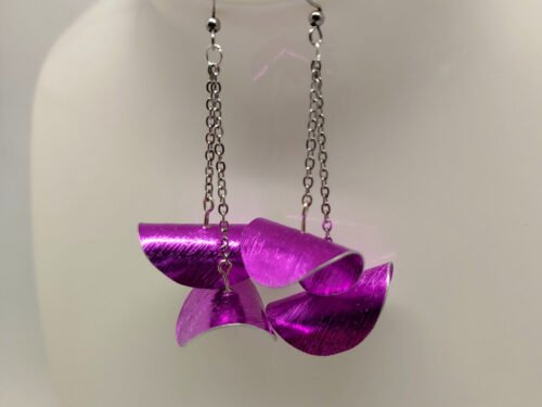 boucles d'oreilles fait main en fil aluminium marge plat strié couleur lavande suspendues à morceau de chaîne argenté