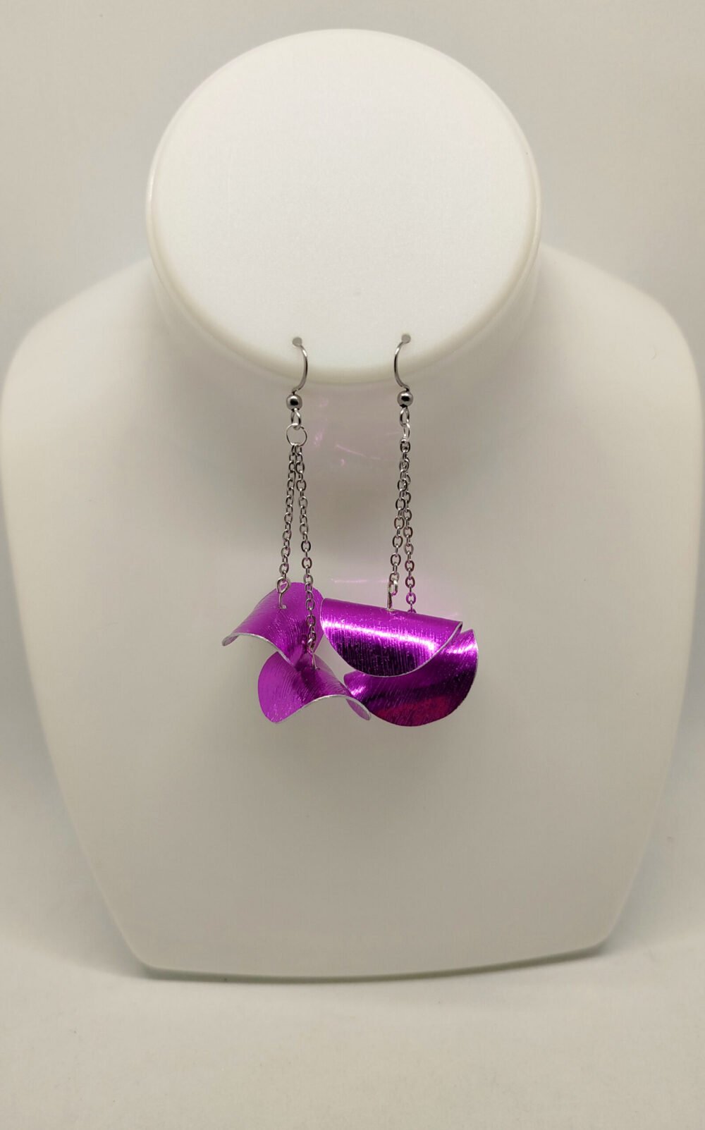 boucles d'oreilles fait main en fil aluminium marge plat strié couleur lavande suspendues à morceau de chaîne argenté