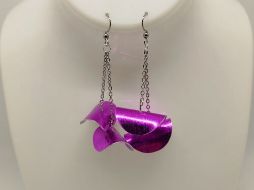 boucles d’oreilles fait main en fil aluminium marge plat strié couleur lavande suspendues à morceau de chaîne argenté boucles d'oreilles fait main en fil aluminium marge plat strié couleur lavande suspendues à morceau de chaîne argenté