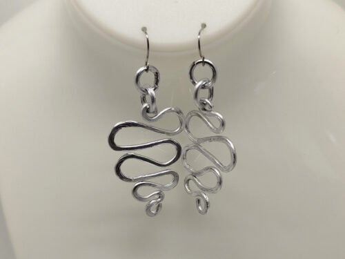 boucles d’oreilles fait main en fils aluminium argenté en serpentines suspendu à des crochets d’oreilles argentés hypoallergéniques boucles d'oreilles fait main en fils aluminium argenté en serpentines suspendu à des crochets d'oreilles argentés hypoallergéniques